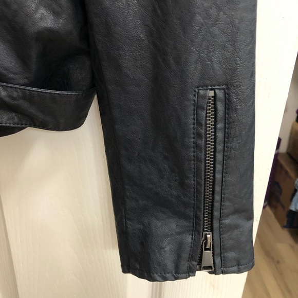 BAGATELLE Payton Textured Faux Leather Moto Jacket - Large - Picture 5 of 9